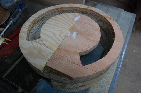 Sawdust is thrown to the outer edge, then falls down. Erm. Up. Thien baffle - bottom view